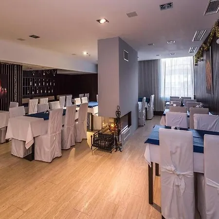 Dinos 2 Bed Cozy At Close To The Lift Apartament