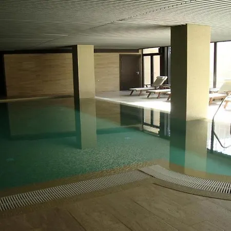 Dinos 2 Bed Cozy At Close To The Lift Apartament