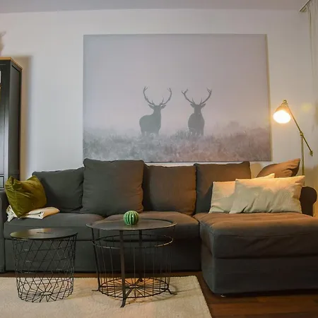 Dinos 2 Bed Cozy At Close To The Lift Apartament *