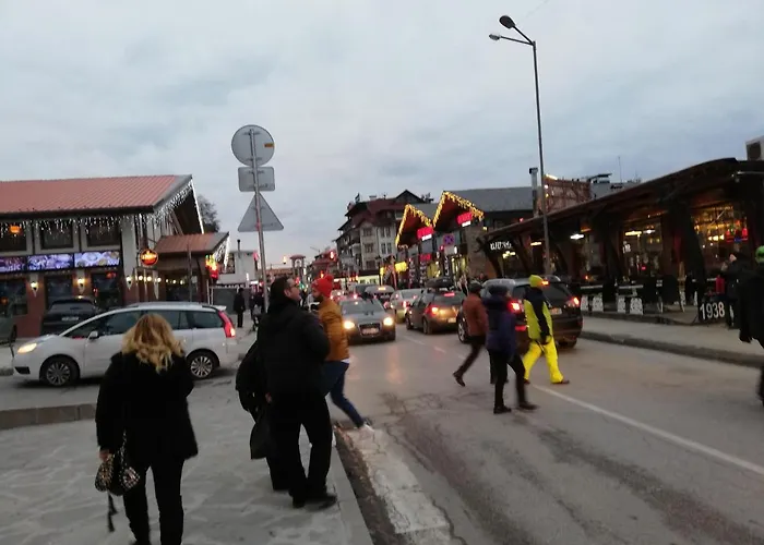 Апартамент Dinos 2 Bed Cozy At Close To The Lift